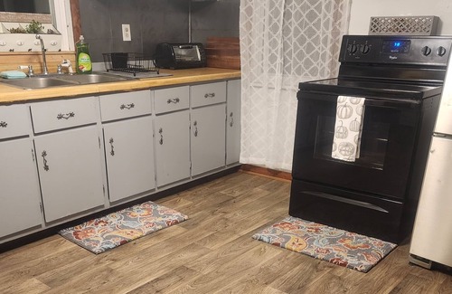 Port Matilda House | 12 minutes to PSU - Entire 3 bedroom home on a quiet street
