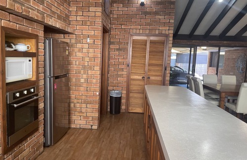 Mandurah House | 12 singles or 8 couples & children/4 queens/4 doubles/5 singles beds