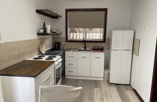 Mandurah House | 12 singles or 8 couples & children/4 queens/4 doubles/5 singles beds