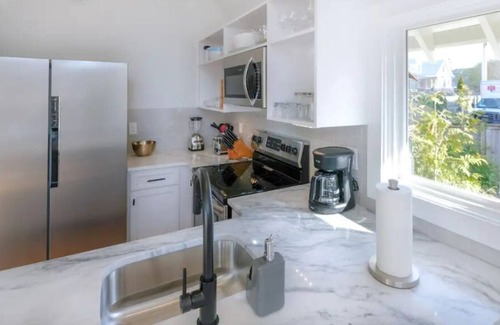 12 South House | 12 South * Perfect Location * Private Guest House