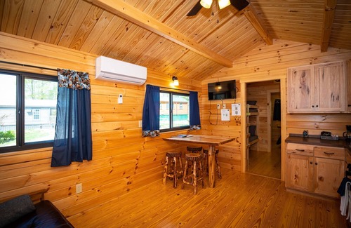 Logan Cabin | 123) Yellowleg Log Cabin. Close to Hocking Hills State Park and more!