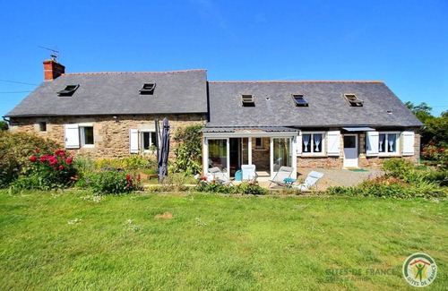 Coatreven House | 125 m² Gîte ∙ 4 bedrooms ∙ 8 guests