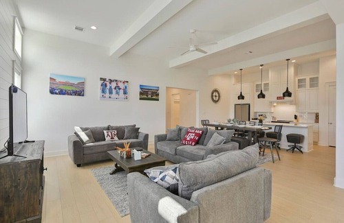 College Station Apartment | 12th Man Hideout: 3Br+Backyard+Garage