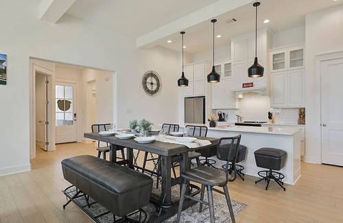 College Station Apartment | 12th Man Hideout: 3Br+Backyard+Garage