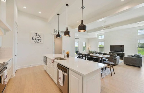 College Station Apartment | 12th Man Hideout: 3Br+Backyard+Garage