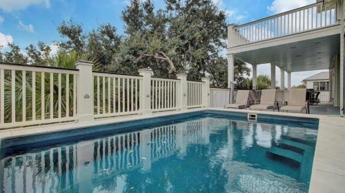 Isle of Palms House | 13 57th Avenue by AvantStay Rooftop Decks Pool