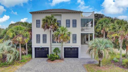 Isle of Palms House | 13 57th Avenue by AvantStay Rooftop Decks Pool