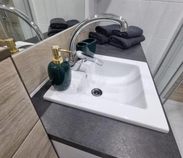 Czestochowa Apartment | 13 Kawalerka Szmaragdowa