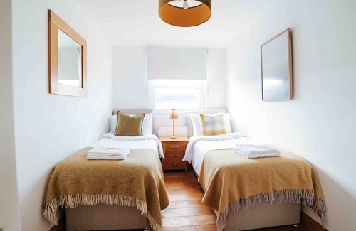 Aberaeron House | 13 Tabernacle Str. Cosy little house by the sea.