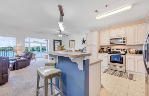Huddleston Resort | #132 Pointe - 3 Bedroom Lakefront Condo at Mariners SML