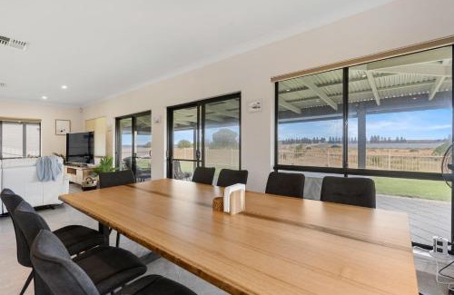 Nangkita House | 14 Excelsior Pde - BYO Linen - Pets Negotiable - Waterviews