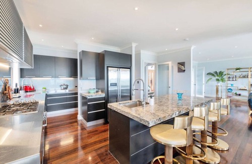Orakei House | 14 Karori Crescent, Orakei