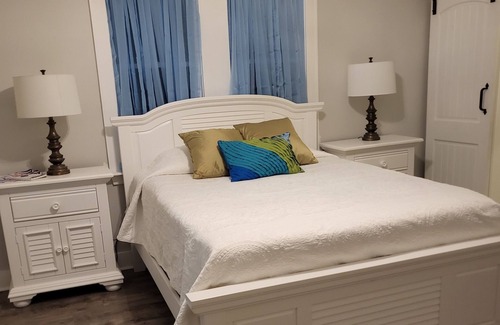 Elberta House | 14 miles to Gulf Shores Alabama, 3 mile to OWA Amusement Park, Pet Friendly