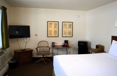 Columbia Falls Hotel | #14 ONE KING BED in delightful Columbia Falls with WiFi, AC 20 miles from GNP