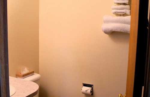 Columbia Falls Hotel | #14 ONE KING BED in delightful Columbia Falls with WiFi, AC 20 miles from GNP