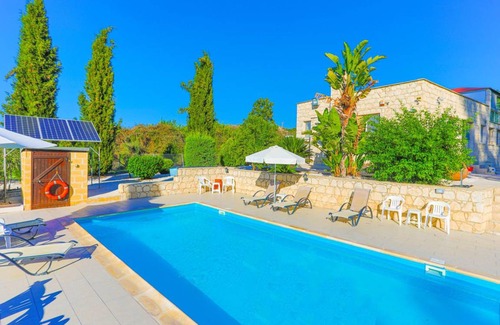 Goudi Villa | 140 m² Villa ∙ 5 bedrooms ∙ 10 guests