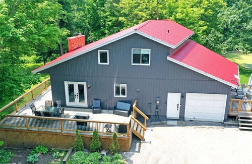 Cayuga Cottage | 147 Concession 1 Rd · Forest Hideaway | Autumn Colors & Fireside Nights
