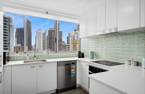 Surfers Paradise Apartment | 14C Peninsula Summary