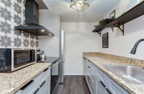 Tampa House | ⤿15 bdrm Villa Nr. Airport, Riverwalk, Seminole Hardrock & Beaches w/fire pit⤾