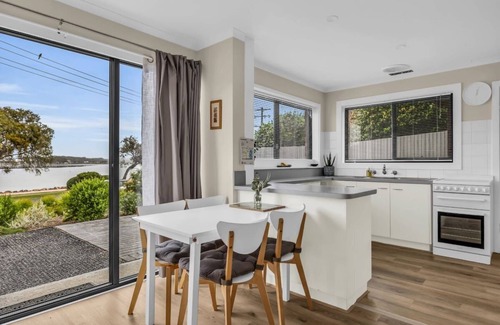 Merimbula Apartment | 15 Beach St - Right on the lake