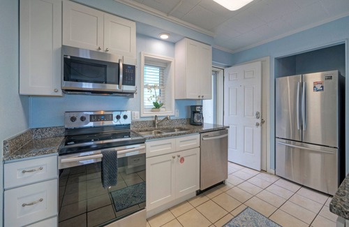 Port Aransas House | 15 Condos, Sleeps 96 w/Pools, Beach Access & Boardwalk | Island Retreat