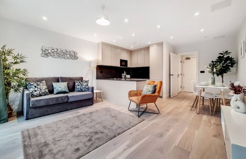 Harrow Apartment | 15 GW - Sara Suite - Lovely Deluxe Wembley Harrow Apartment
