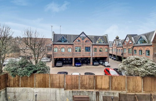 Harrow Apartment | 15 GW - Sara Suite - Lovely Deluxe Wembley Harrow Apartment