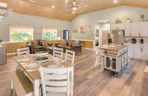 Newport House | 15 Mi to Pigeon River Rafting Newly Built Cabin!