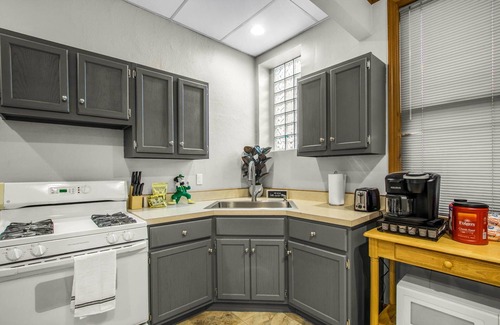 Mishawaka Apartment | 15 Min from Campus! Large 4BR Perfect for Groups!