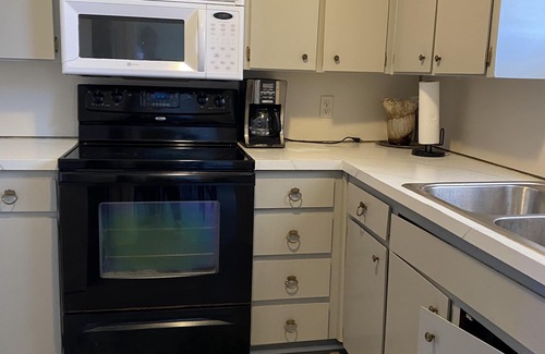 Arlington Apartment | 15 min from the beach , 7 min from town center gated comunity pool s and river
