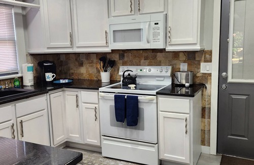 North Forest Hills House | 15 Min to Downtown Tampa. All guest must be 25 years old. Only 2 guests