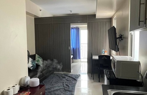 Malate Condo | 15 mins away to the Manila Airport! Sunset View w Balcony Condo Unit