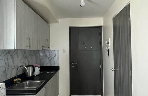 Malate Condo | 15 mins away to the Manila Airport! Sunset View w Balcony Condo Unit