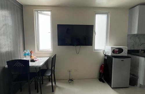 Malate Condo | 15 mins away to the Manila Airport! Sunset View w Balcony Condo Unit