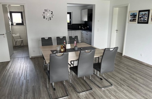 Eichenkirnberg Apartment | 15 Minuten vom Freizeitpark und Seen Entfernt. Ferienwohnung in Ruhiger Lage