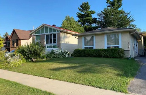 Amherstview House | 15 minutes away from downtown and Thousand Island Ferry