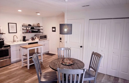 McMurray Cottage | 15 minutes from the Nashville scene; enjoy our quiet suite for 2 or group of 4!
