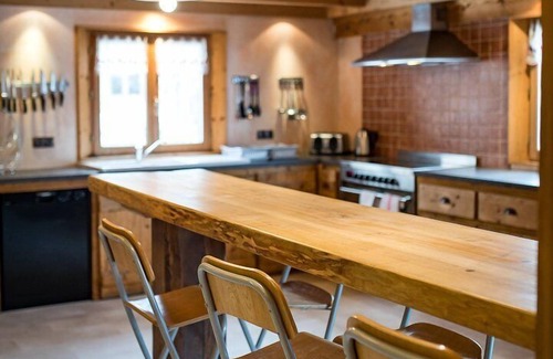 Saint-Sorlin-d'Arves Ski Chalet | 15 person mountain chalet - close to the village centre