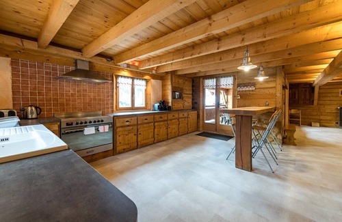 Saint-Sorlin-d'Arves Ski Chalet | 15 person mountain chalet - close to the village centre