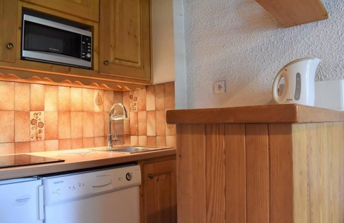 Meribel Centre Apartment | 150m from ski slopes, 3rd floor, balcony, 24m², Méribel