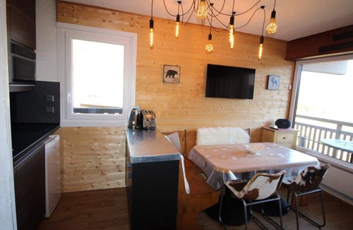 Auris Apartment | 150m from ski lifts, 3rd floor, view mountain, balcony, tv, ski locker, 40m², Auris en Oisans
