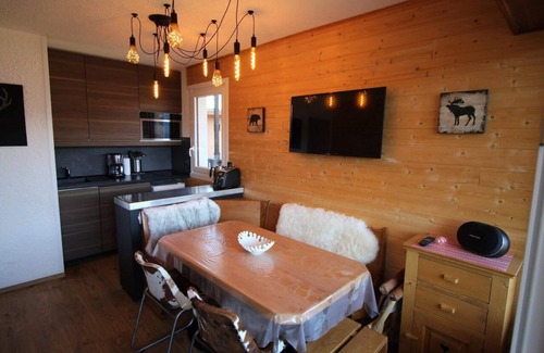 Auris Apartment | 150m from ski lifts, 3rd floor, view mountain, balcony, tv, ski locker, 40m², Auris en Oisans