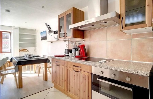 Les Menuires Apartment | 150m from ski slopes, tv, ski locker, 30m², Les Menuires