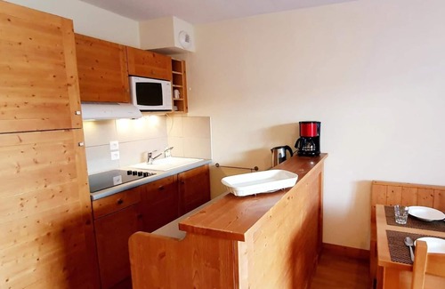 Les Claux Apartment | 150m from ski slopes, 2nd floor, swimming pool, balcony, parking, tv, ski locker, 50m², Vars