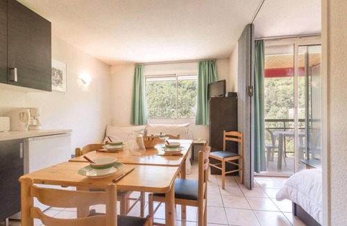 Briancon Apartment | 150m from ski slopes, 3rd floor, balcony, parking, tv, ski locker, 30m², Serre Chevalier