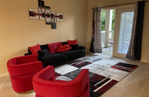 Executive Park Apartment | 15Mins or less to Uptown and Close attractions! URBAN DELUXE SUITE
