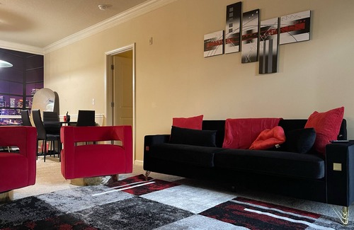 Executive Park Apartment | 15Mins or less to Uptown and Close attractions! URBAN DELUXE SUITE