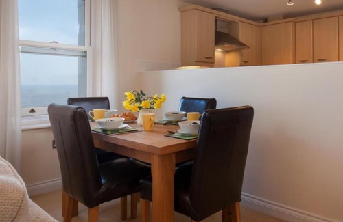 Dawlish House | 16 Great Cliff
