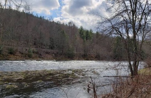 Rowland Villa | 17 Acres of Rustic River Villa - Ski and FlyFishing Heaven for 22 Guests