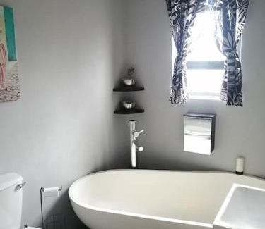 L'Agulhas House | 17 Lisa Street, 4 Bed - 2 Bath